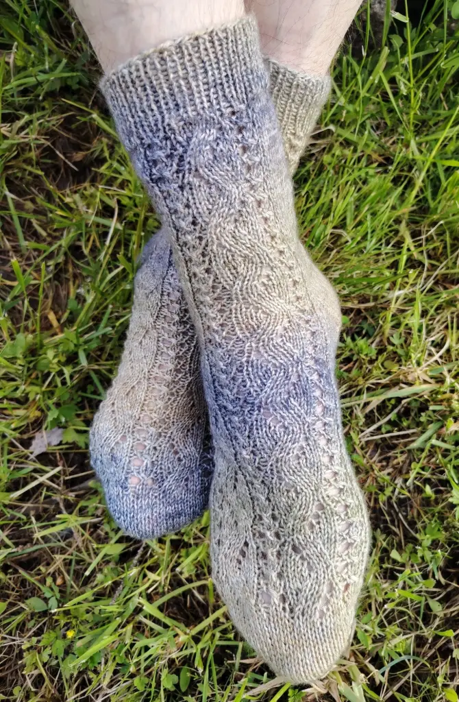 Vierivä virta -sukkaohje