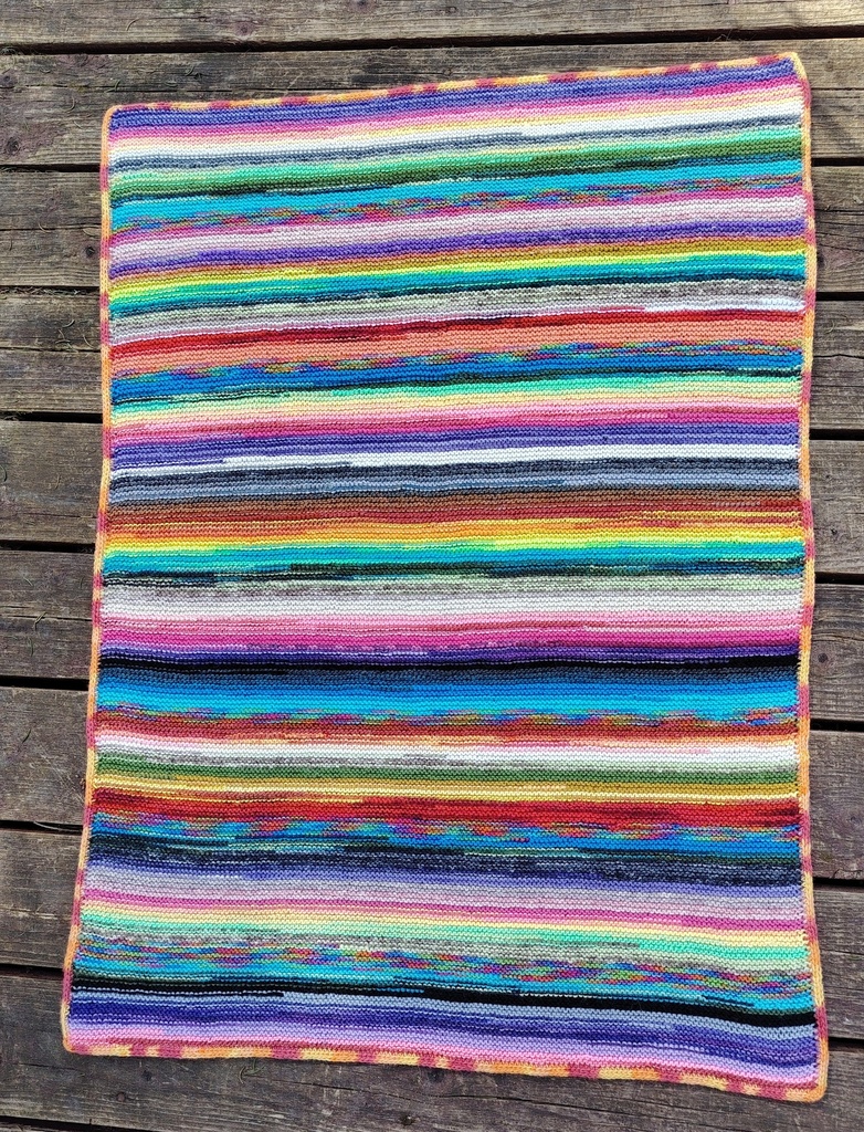 Neulottu Värikimara-peitto (video-ohje)